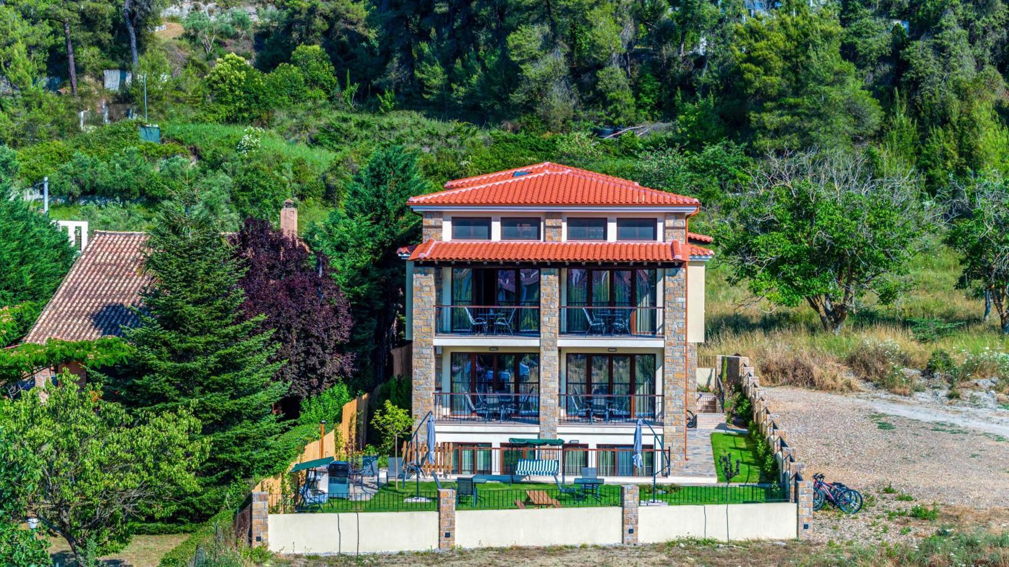 Penelope Luxury Suites Fourka Exterior photo